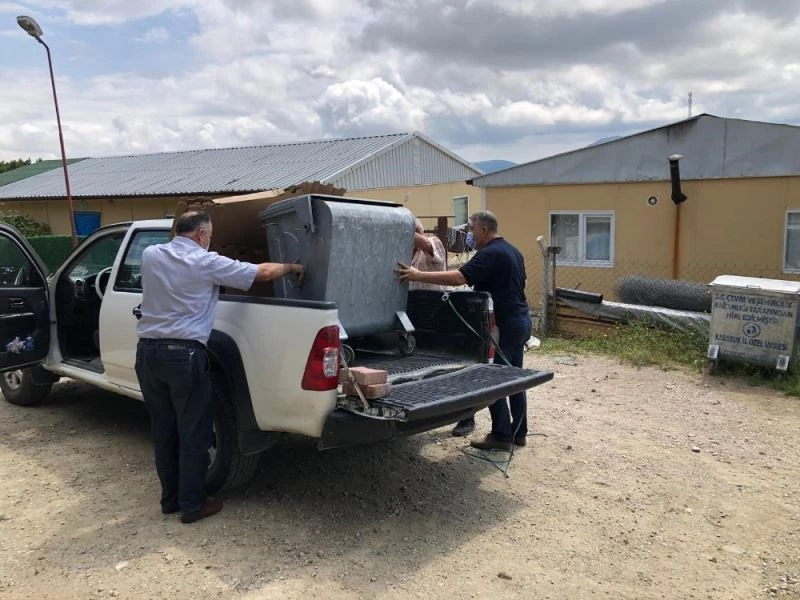 Bakanlıktan hibe çöp konteynerlerini para karşılığında sattılar
