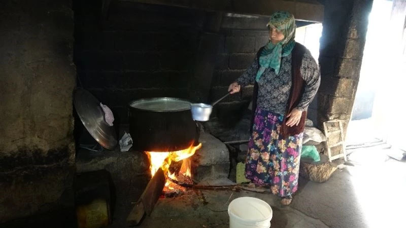 Fedakar anne günde 100 kilo yoğurt satarak çocuklarını okutuyor
