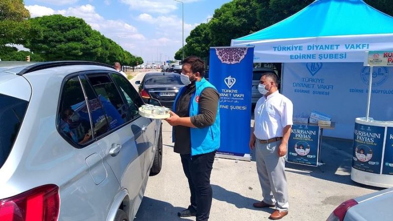 Türkiye Diyanet Vakfından Kapıkule’de gurbetçilere su ve lokum ikramı
