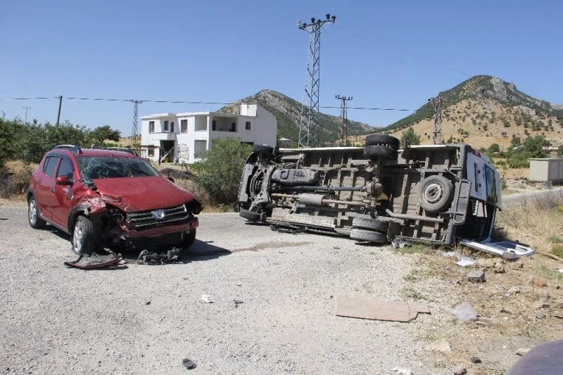 Otomobil yolcu minibüsüne çarptı: 13 yaralı
