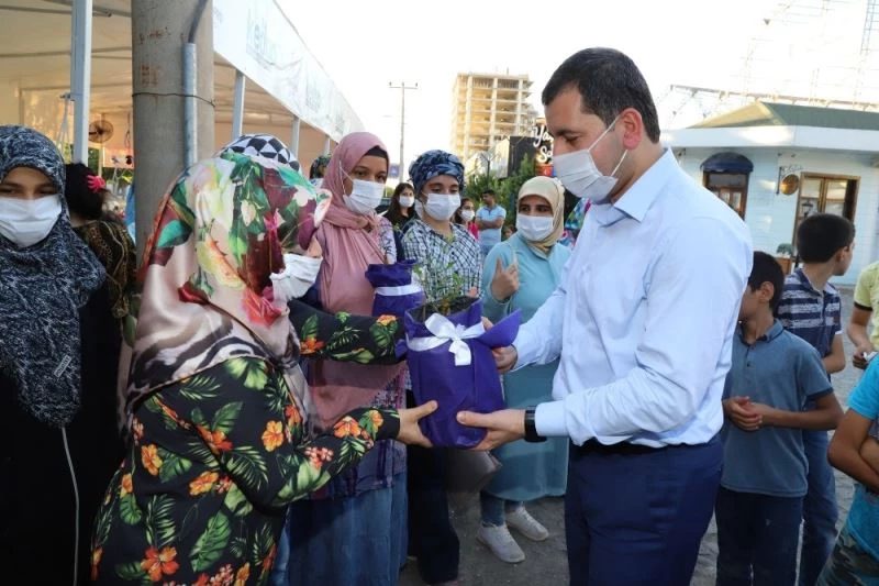 Karaköprü’de vatandaşlara nar fidanını dağıtıldı
