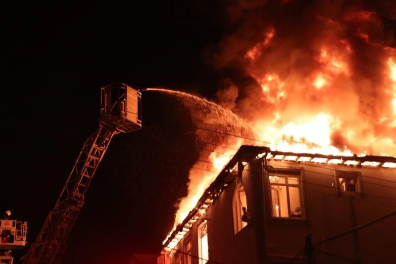 Alev alev yanan evden yaşlı çiftin kurtarılma anı kamerada
