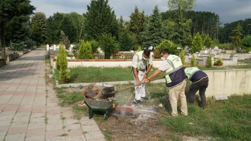Düzce Belediyesi mezarlıkları bayrama hazırladı
