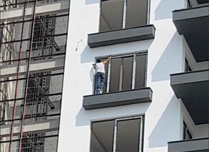 8. katta boya kovası üzerinde çalışan işçi yürekleri ağızlara getirdi
