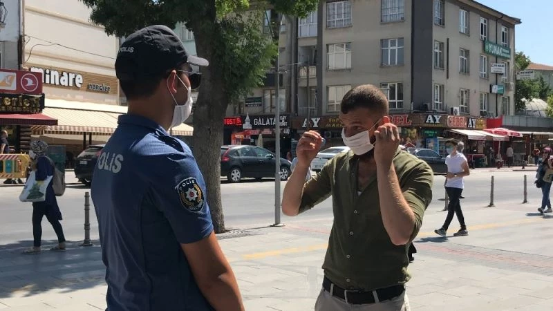 Polisi gören maskesini taktı
