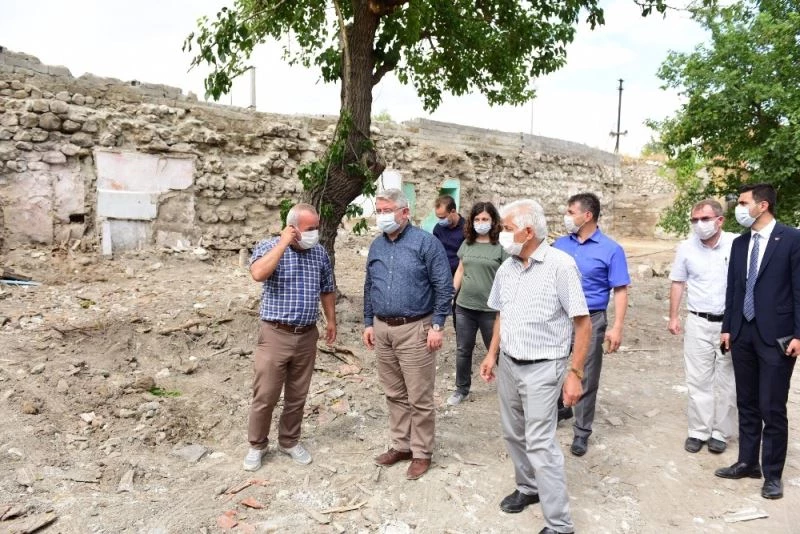 Başkan Aşgın kalede incelemelerde bulundu
