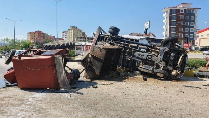 Kastamonu’da kamyon ile traktör çarpışarak devrildi: 2 yaralı
