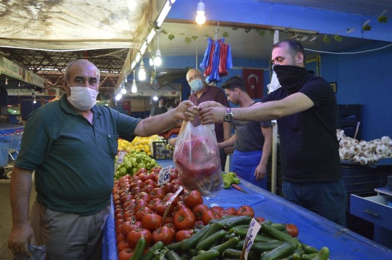 Bayram öncesi sebze tezgâhlarındaki fiyatlar yüz güldürdü
