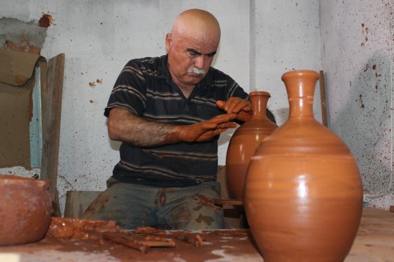 Müşteriye ‘bardak yok’ demekten utandığı için asırlık mesleği devam ettiriyor
