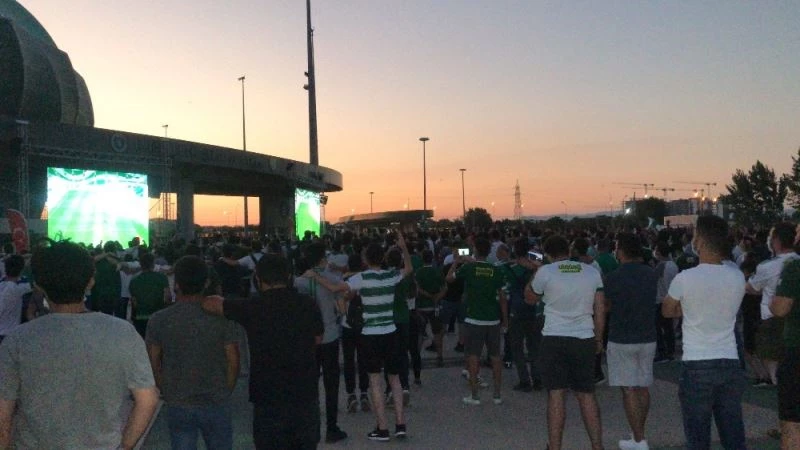 Taraftarlar Bursaspor maçını dev ekrandan izledi
