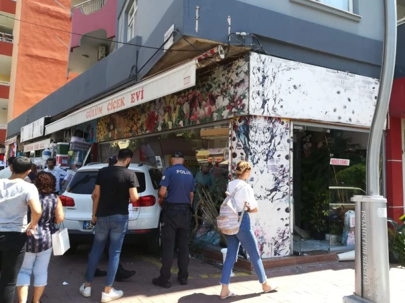 Otomobil çiçekçi dükkanına daldı
