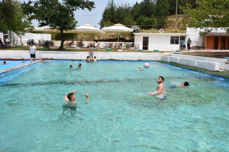 İnönü havuzlarının doğal kaynak suyunda serinleme keyfi
