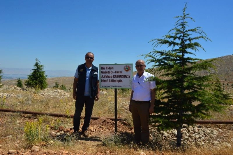 Doğa aşığı gazeteciye plaket
