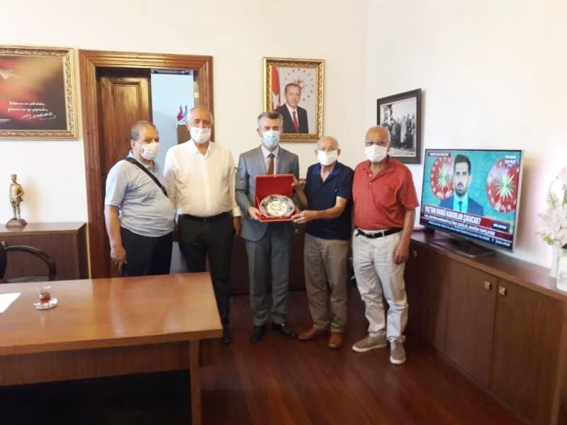 Kaymakam Sırmalı’yı plaket ile uğurladılar
