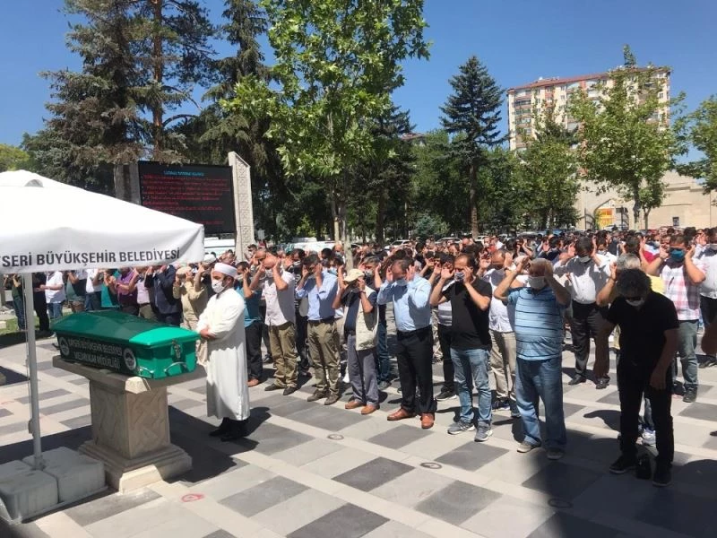 Odasında rahatsızlanarak hayatını kaybeden müdür yardımcısı son yolculuğuna uğurlandı

