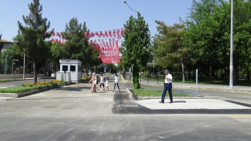 Diyarbakır’da güvenlik nedeni ile 4 yılı aşkındır kapalı olan cadde trafiğe açıldı
