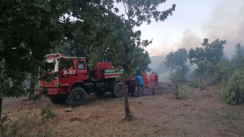 Manavgat’ın Yaylaalan mahallesinde başlayan orman yangını, günün ağarmasıyla havadan yapılan müdahalelerle kontrol altına alınmaya başlandı.
