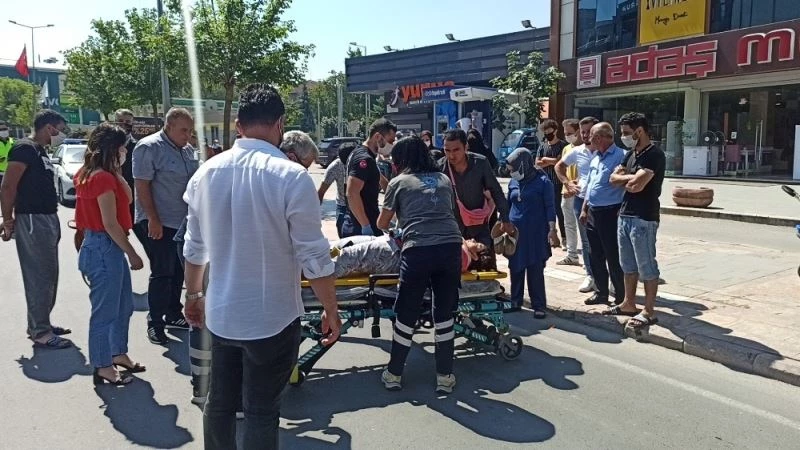 Yolun ortasında karar değiştiren bisikletliye minibüs çarptı
