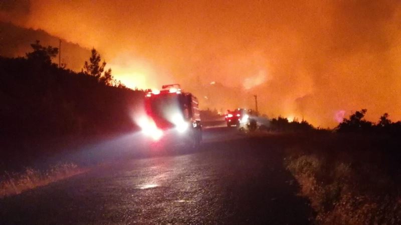 Antalya Manavgat’da orman yangını... Henüz bilinmeyen bir nedenle çıkan ve yerleşim yerlerini tehdit eden yangına çok sayıda itfaiye ve arazöz ile müdahale ediliyor.
