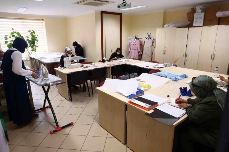 Kadın kursiyerlerden her zevke uygun maske
