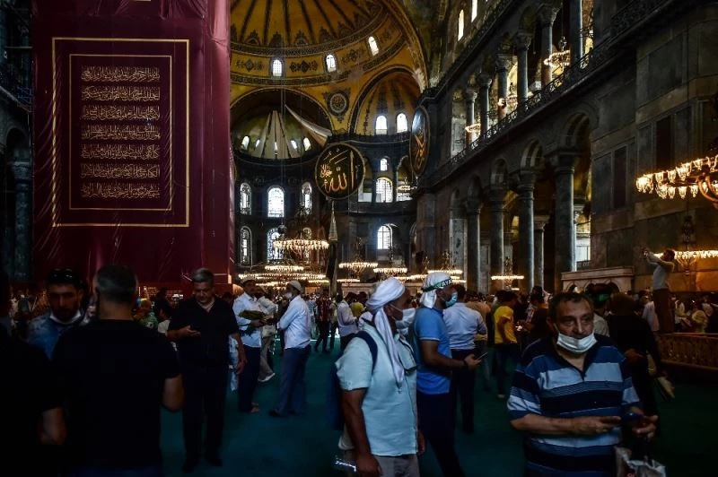 Namazın bitmesiyle vatandaşlar kısım kısım Ayasofya Camii’ne alındı
