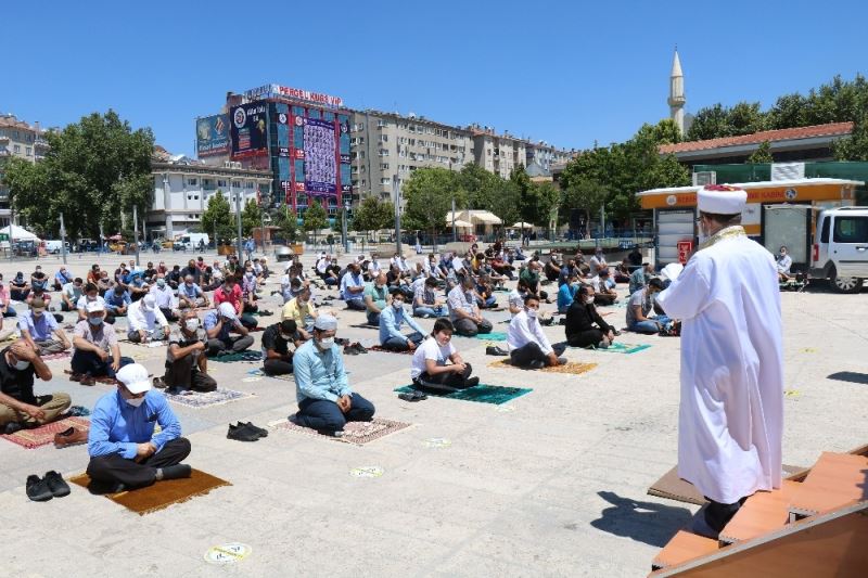 Kırşehir TÜGVA, Ayasofya’nın ibadete açılması dolasıyla lokma dağıttı
