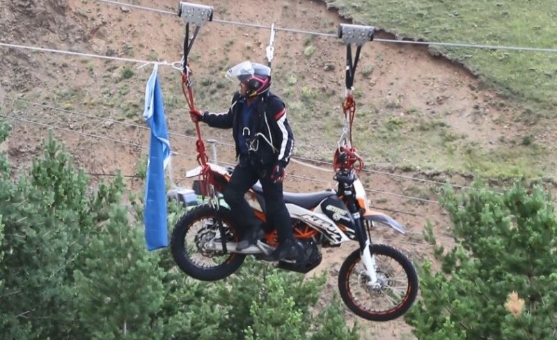 Motosikletle 2 bin 300 rakımda zipline yaparak kanatlandı
