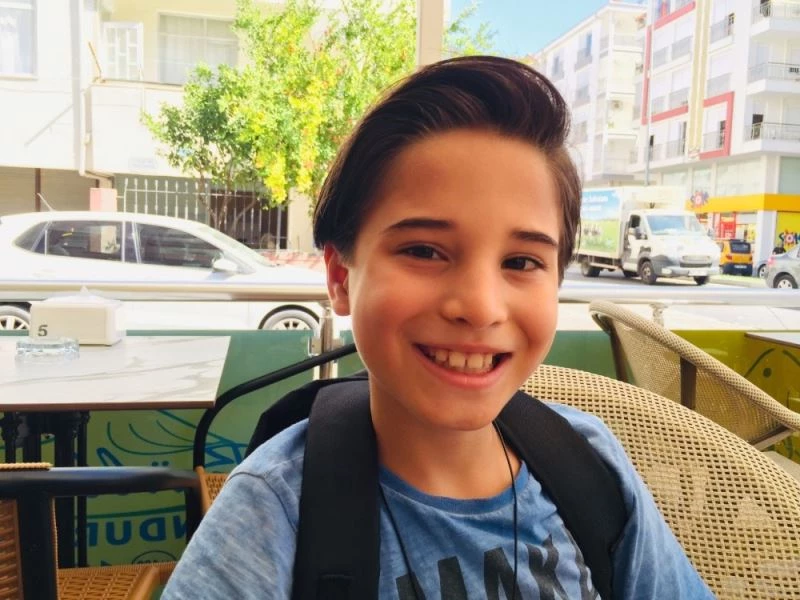 6 yaşından bu yana uzattığı saçlarını kanser hastalarına bağışladı
