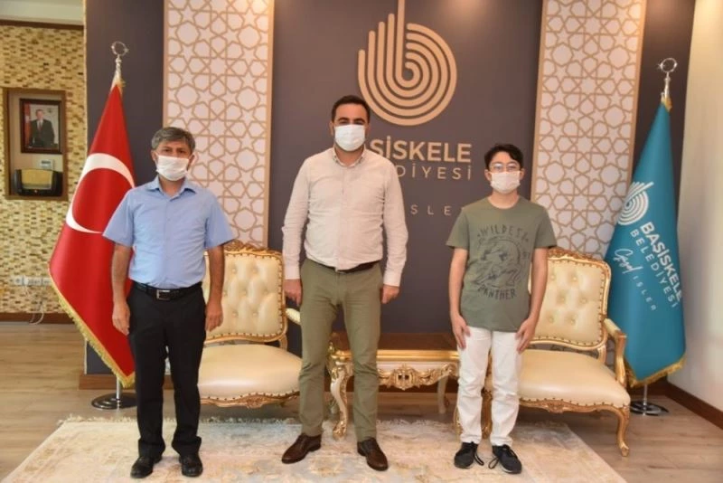 Başkan Özlü, LGS birincisi Burak Bera Özbay’ı ağırladı
