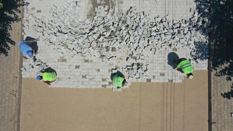 Güzelçamlı Liman caddesinde parke taşı çalışmaları sürüyor
