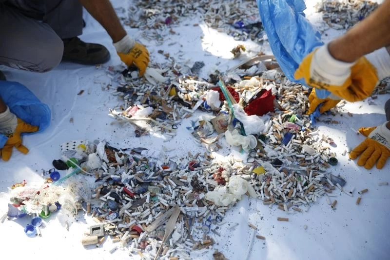 Konyaaltı sahili izmarit çöplüğüne döndü
