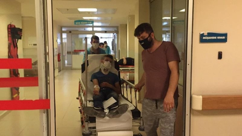 Gaz telli takılı kaldı, 2 genç ölümden döndü
