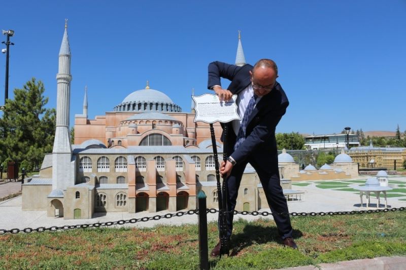 Başkan Kavuş, minyatür Ayasofya’nın tabelasını değiştirdi
