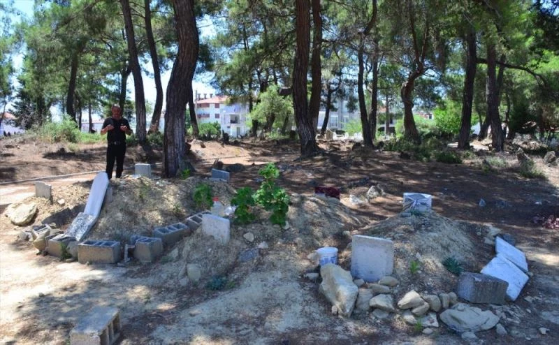 Yardımına koştuğu ihtiyaç sahipleriyle acısını dindiriyor