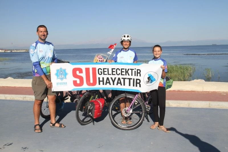 Ailece pedal çevirerek azalan su kaynaklarına dikkat çekiyorlar
