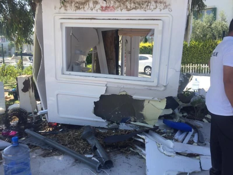 Otomobil güvenlik kulübesine daldı, görevli ölümden döndü
