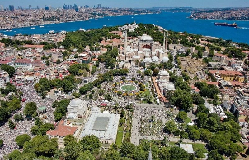 Ayasofya çevresinde saf tutan cemaat havadan görüntülendi
