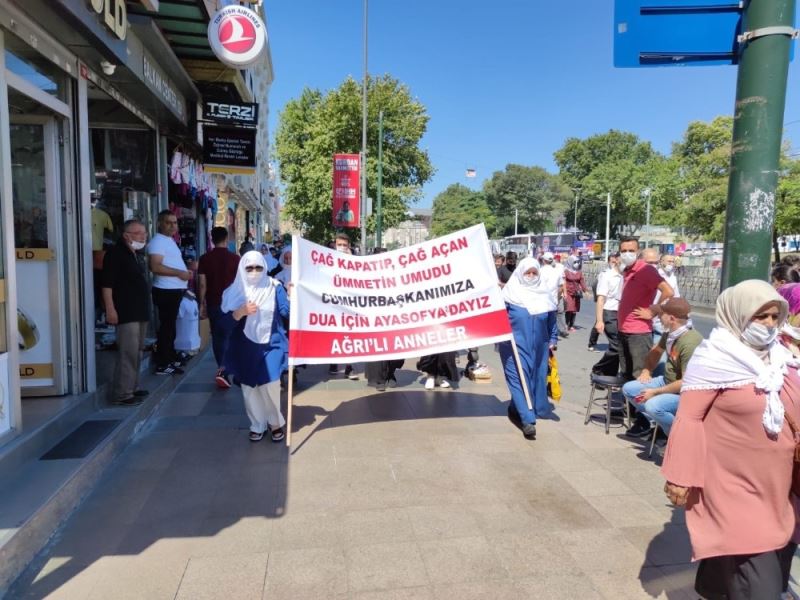 Ağrılı Beyaz tülbentli kadınlar Ayasofya’da
