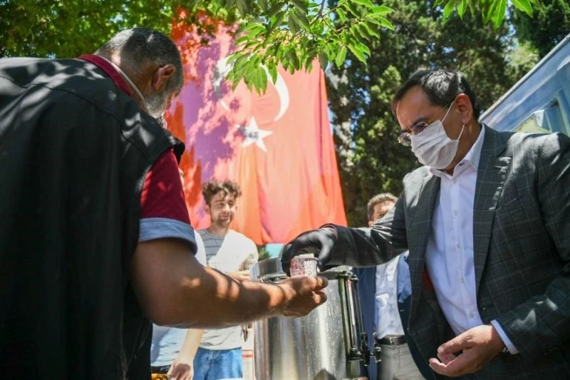 Başkan Demir, ’Ayasofya-i Kebir Camii Şerifi’ için şerbet dağıttı
