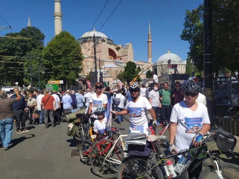 İlk cumayı kılmak için 48 saat pedal basarak ulaşan bisikletçiler hayatın mutluluğunu yaşadı
