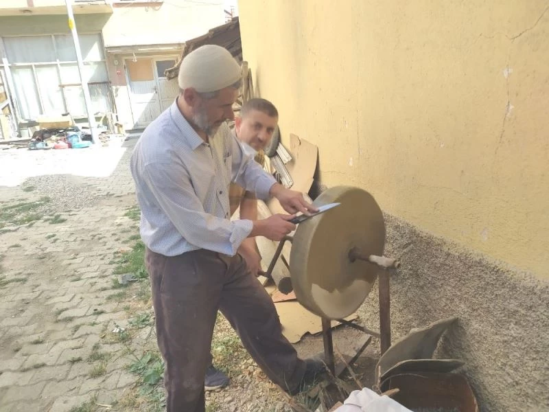 Asırlık bileme taşında bıçak biliyorlar
