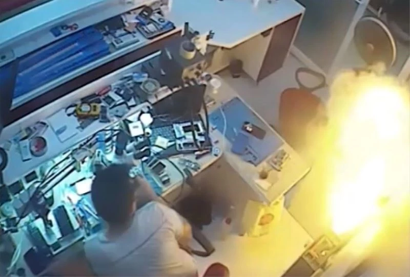 Cep telefonu bataryası bomba gibi patladı
