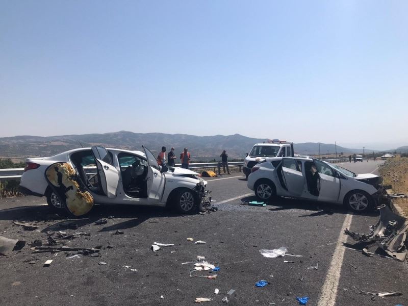 Bingöl-Elazığ karayolunda 2 araç kafa kafaya çarpıştı: 7 yaralı
