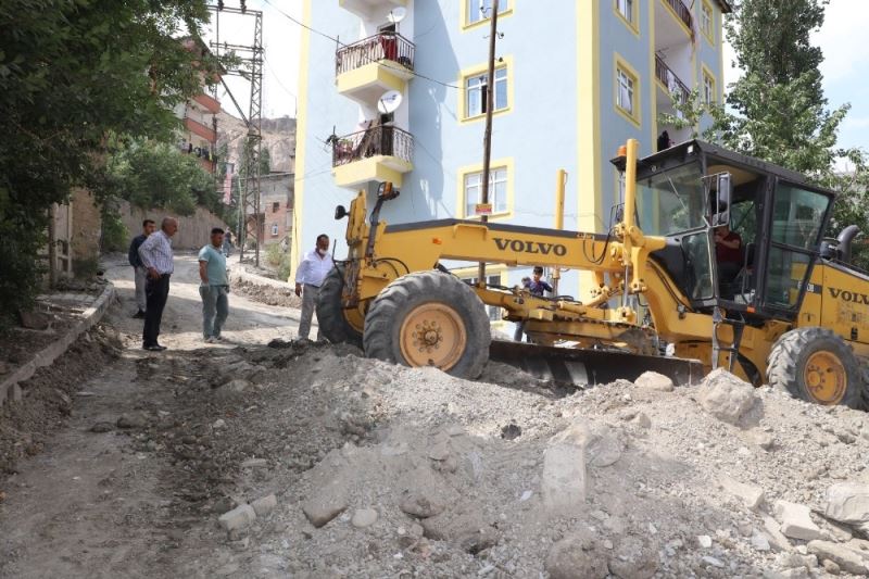 Hakkari’de sıkıştırılmış beton çalışması sürüyor
