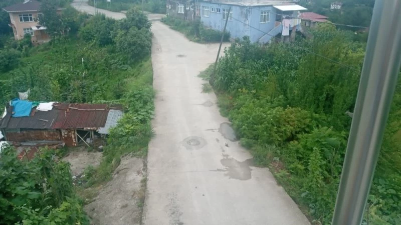 Mahallenin ortasından geçen yolun iki yanına farklı şekilde uygulanan kamulaştırma bedeli tepkiye neden oldu
