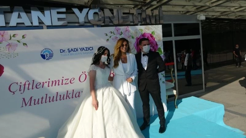 Sanatçı Aslı Hünel sağlık çalışanı çiftin nikah şahidi

