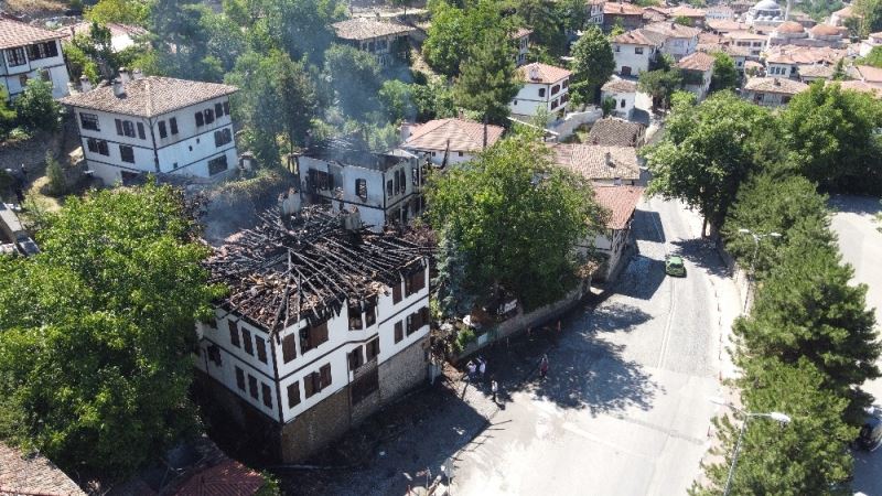 2 tarihi konaktan geriye iskeletleri kaldı
