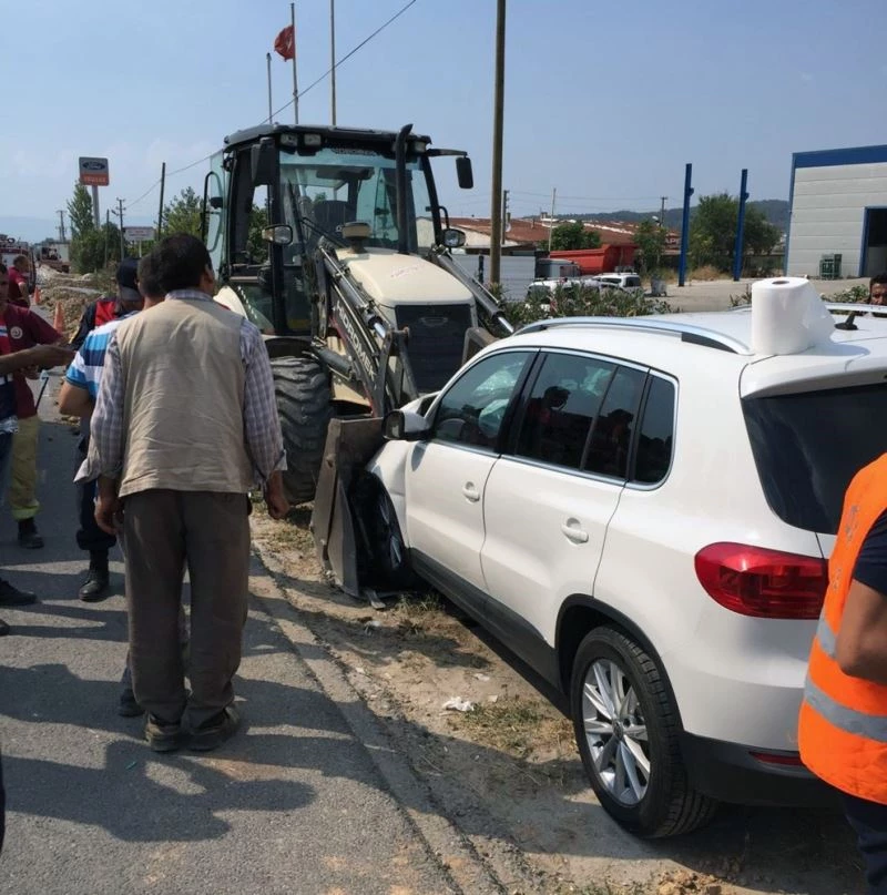 Park halindeki kepçeye çarptı
