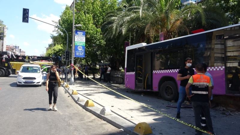 Kadıköy’de otobüs Müjdat Gezen Sanat Merkezi’nin bahçesine girdi: 5 yaralı
