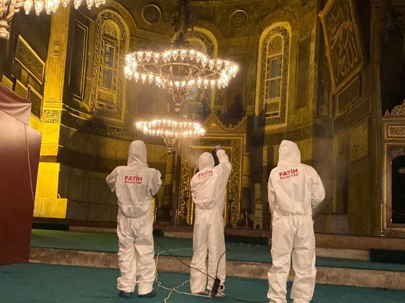 Fatih Belediyesi, yatsı namazından sonra Ayasofya Camiini dezenfekte etti
